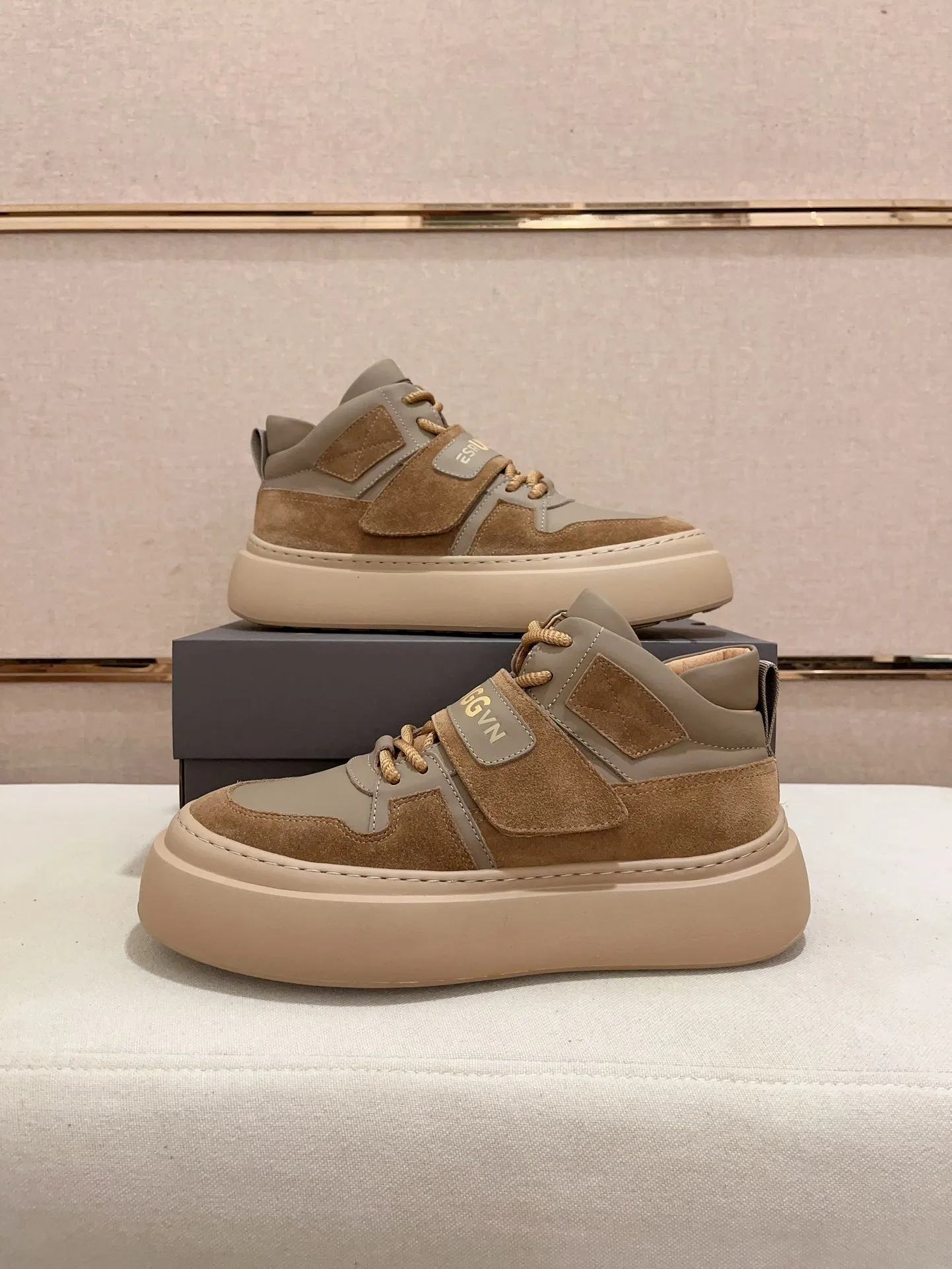 Factory Price: 380 Men's Men's Shoes💰North American Men's Shoes Ugg ☃️In the special sale of new high-quality men's shoes and snow boots in autumn and winter, the nemesis of extreme cold weather! Made of cowhide leather, merino wool lining, and original outsole, whether driving, outdoor or daily wear, there is always one that suits you! Code number 39-44